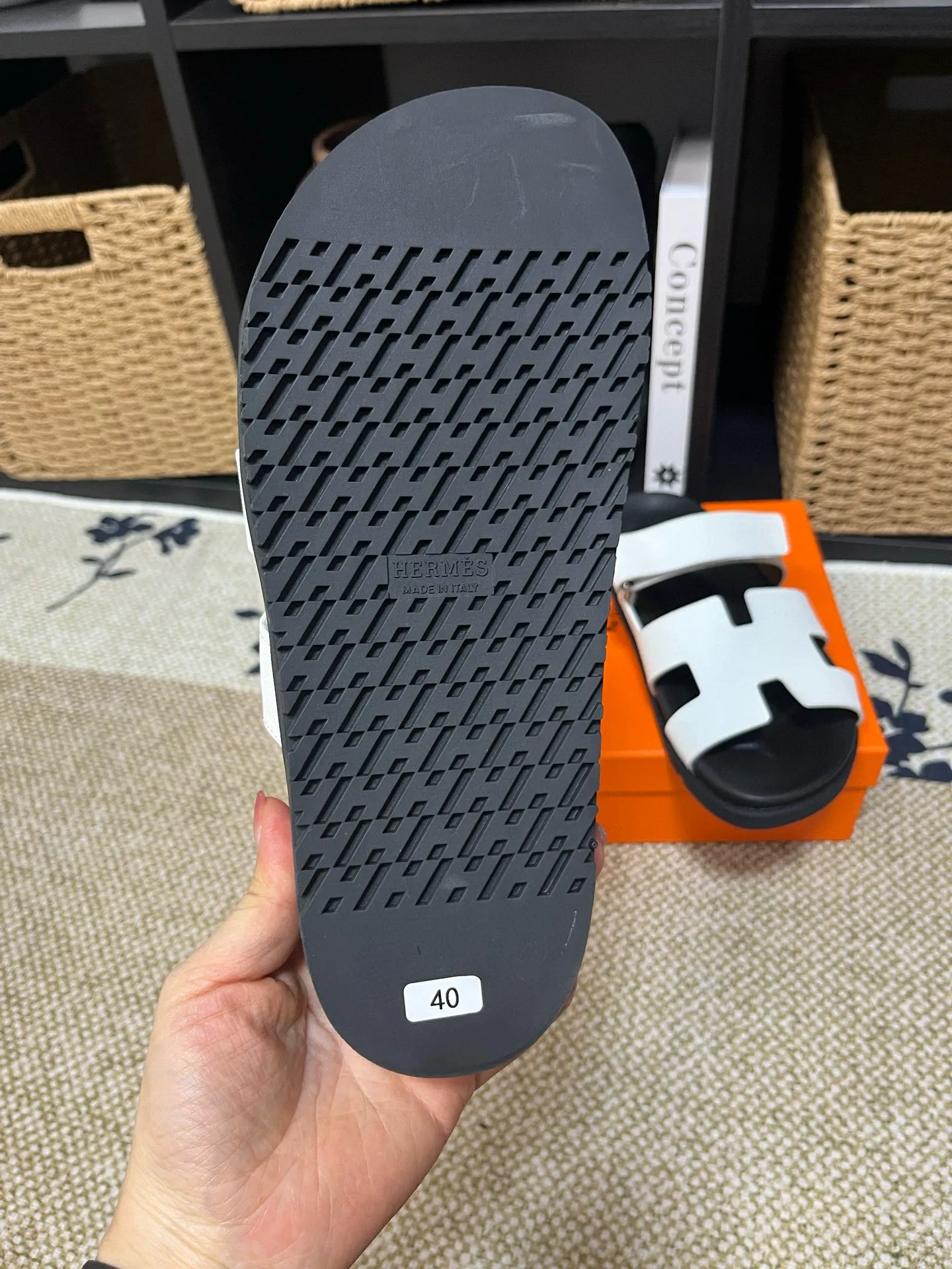 P300 Long-term stock Hermes men’s Kazimir slippers for couples - top quality woven calfskin functional sandals with intertwined uppers inspired by the “H” iconic pattern to create a casual look, perfect for summer. Imported cowhide + cowhide lining + TUP outsole Size: 35-46